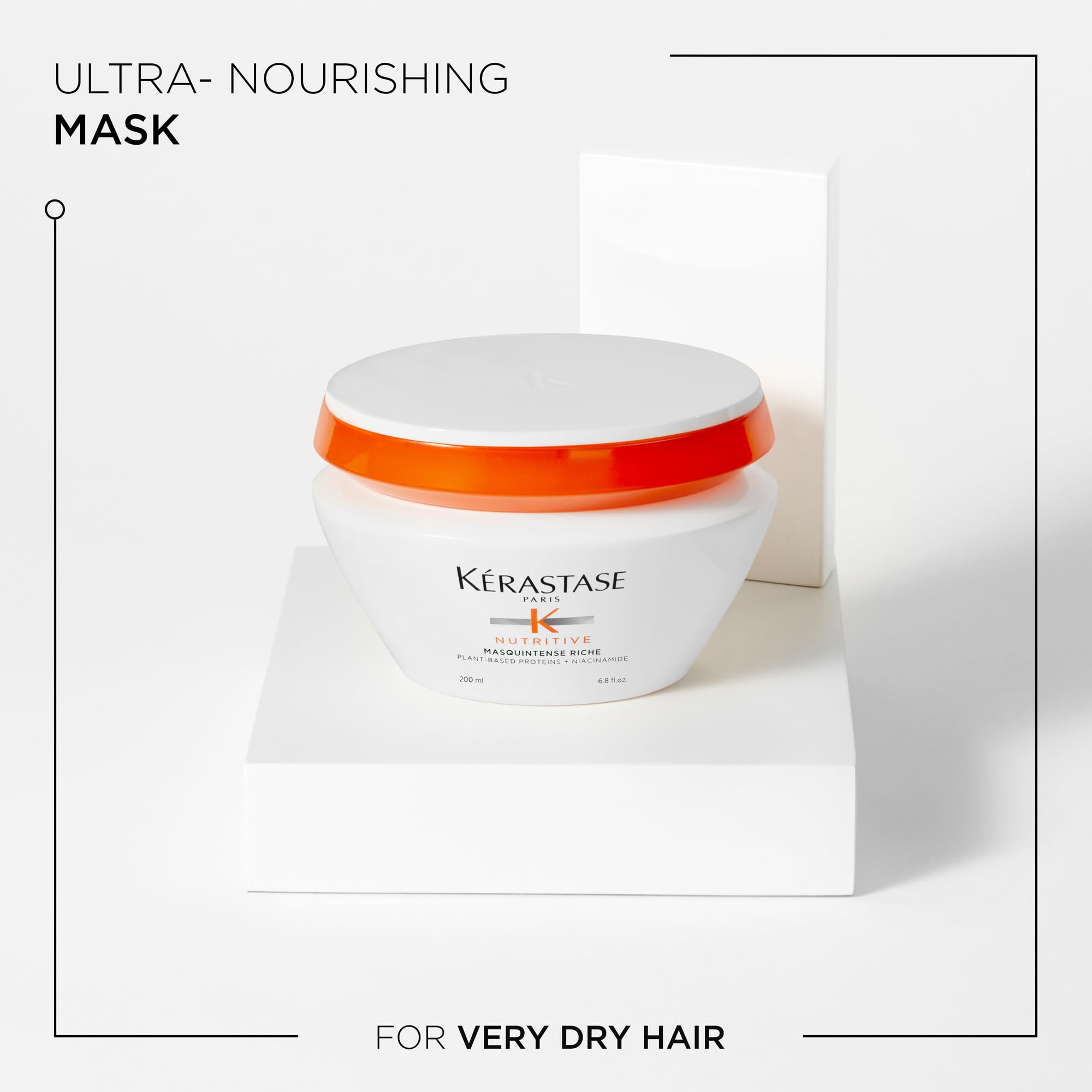 Main appliquant le masque Nutritive Masquintense Riche sur cheveux propres.