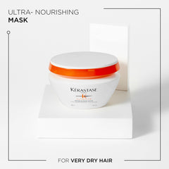 Main appliquant le masque Nutritive Masquintense Riche sur cheveux propres.