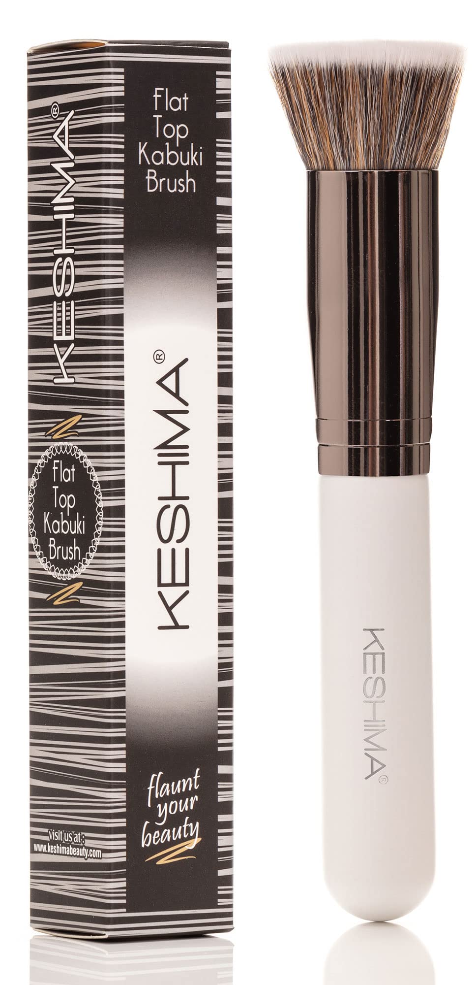 Pinceau Keshima fond de teint plat-top blanc pour une application précise et homogène.