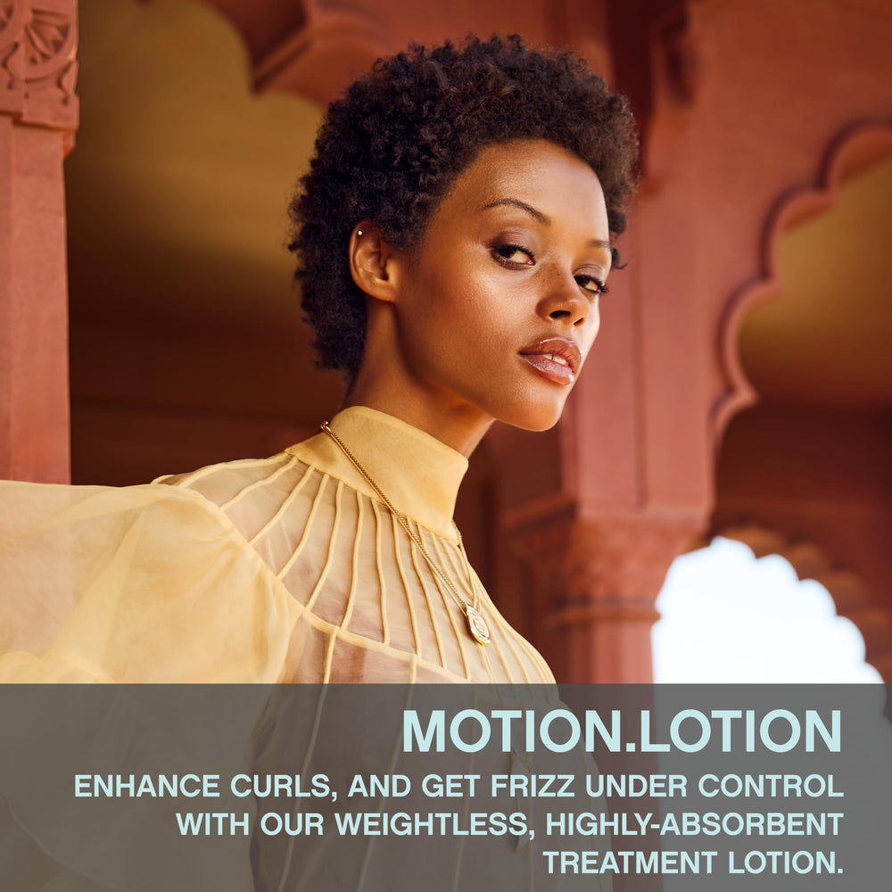 KEVIN.MURPHY MOTION.LOTION définit les boucles pour des ondulations naturelles.