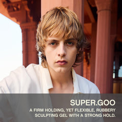Application du gel KEVIN.MURPHY SUPER.GOO sur les cheveux pour définir texture et volume.