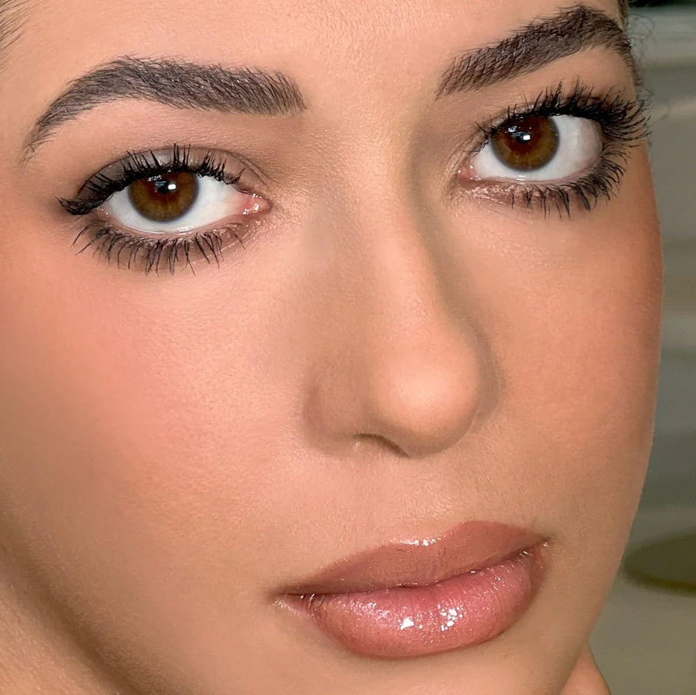 Kevyn Aucoin curleur cils apres-mascara pour un fini net.