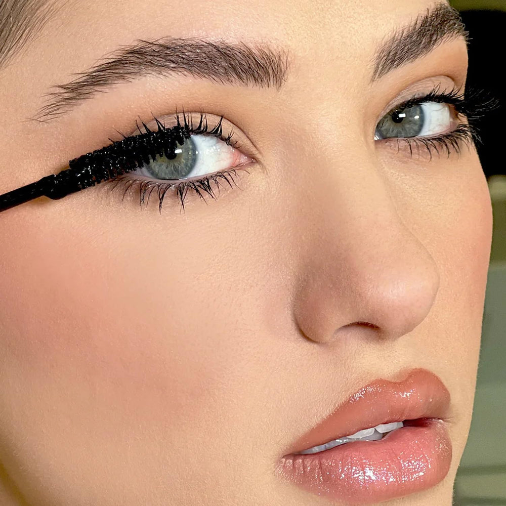 Kevyn Aucoin The Curling Mascara application précise pour des cils longs et séparés
