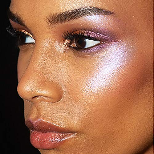 Kevyn Aucoin Glass Glow décolleté et épaules bénéficient d'une lueur.