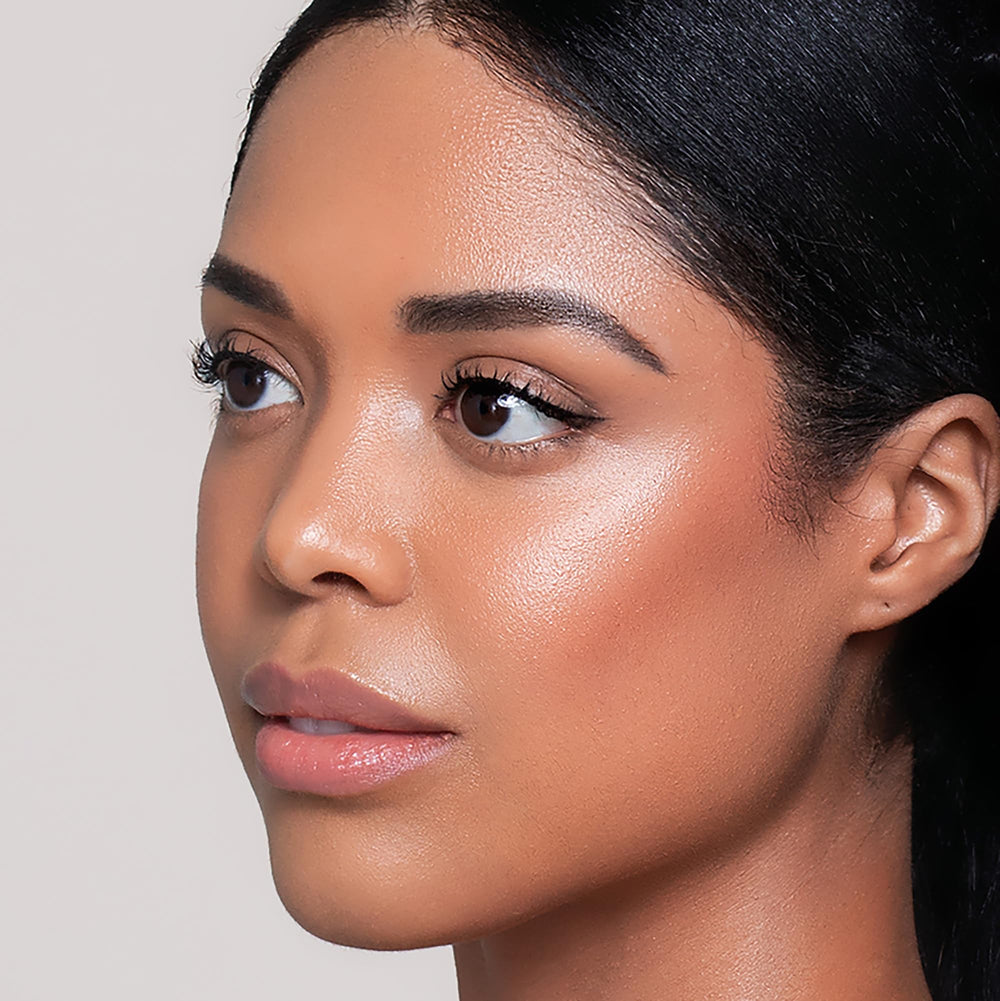Kevyn Aucoin Glass Glow s'applique sur visage et corps pour un glow harmonieux.