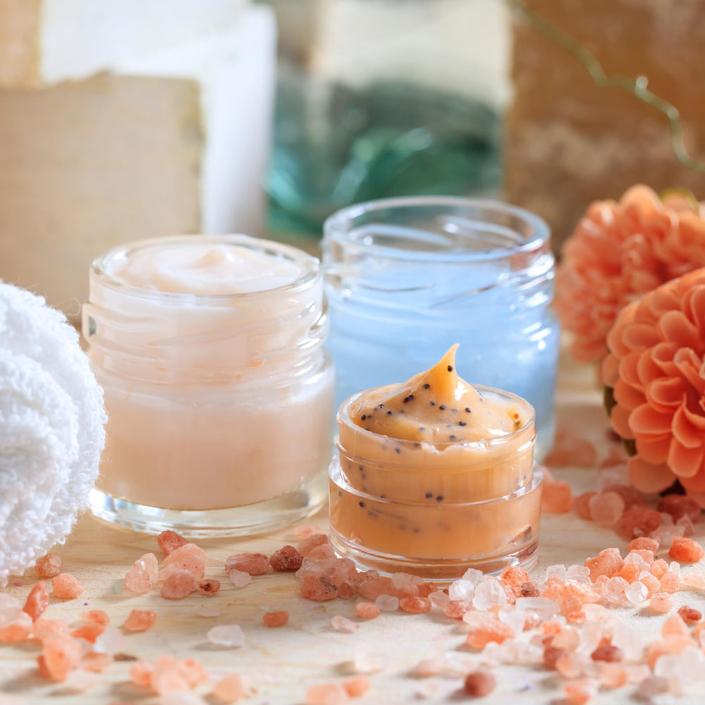 Utilisation polyvalente des pots KEYWING pour crèmes, lotions et poudres.