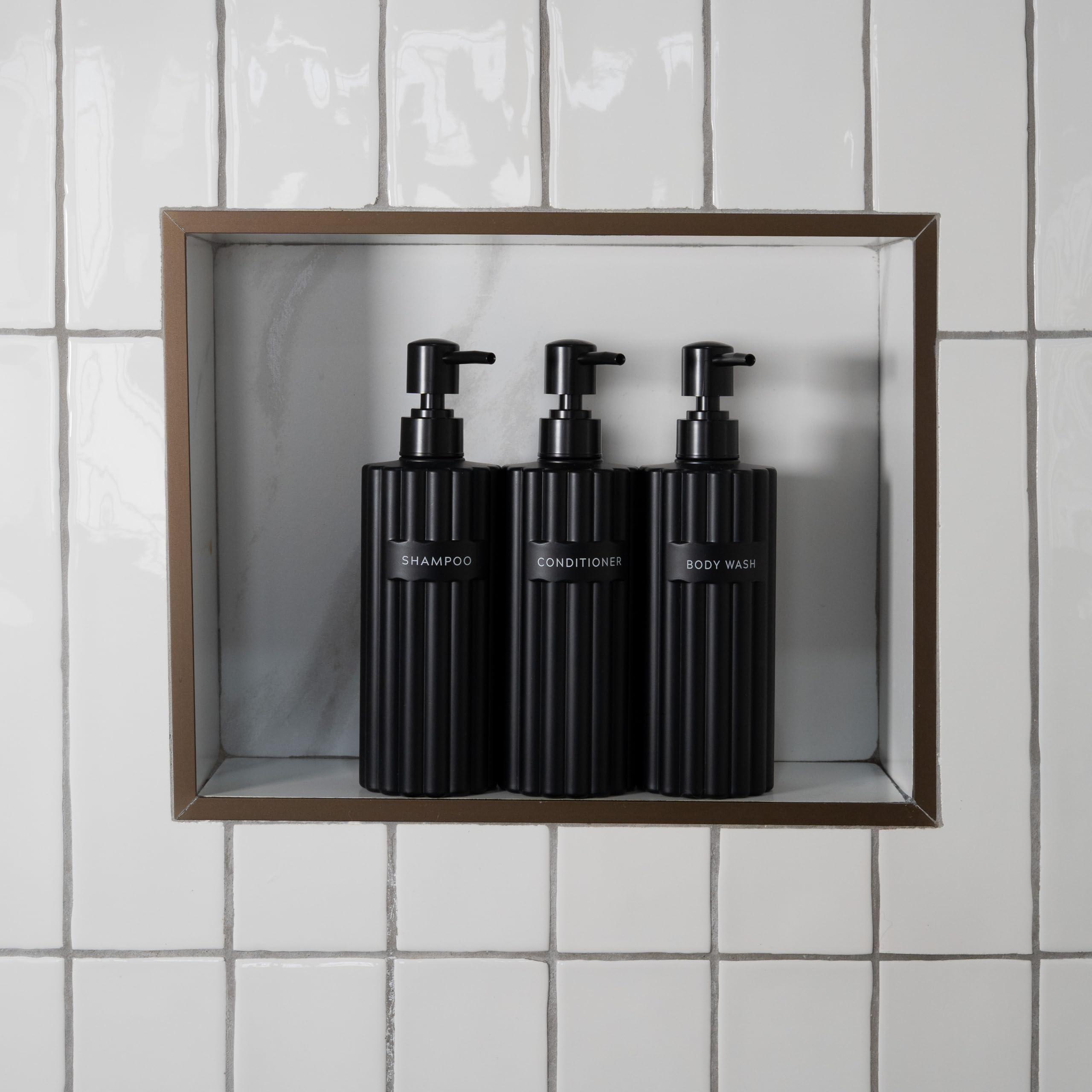 KIBAGA ensemble bouteilles gel-douche sophistiquées, pratique et ambiance bien-être à domicile.