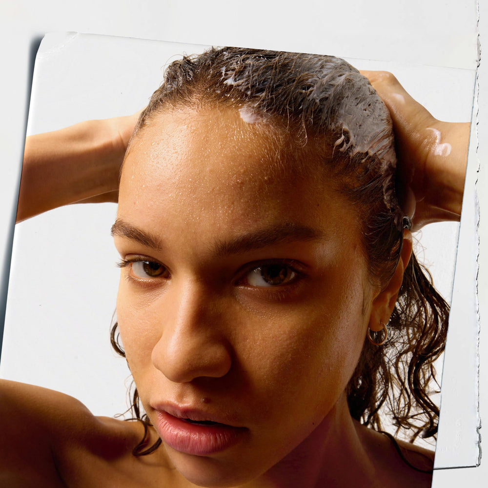 Kiehl's Amino Acid Conditioner ingrédients nourrissants visibles pour les longueurs.