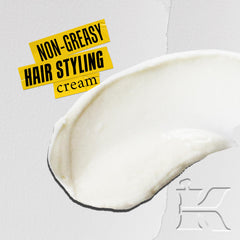 Kiehl's Crème Silk Groom – Mains appliquant la crème pour démêler en douceur.