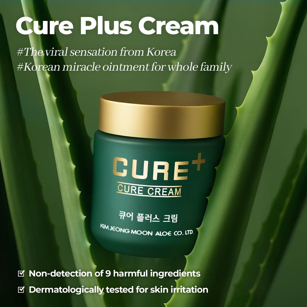 Kim Jeong Moon Aloe Cure Balm sur talons secs et coudes pour hydratation ciblée.
