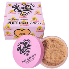 Kimchi Chic Puff Puff Pass Set et Bake dans son emballage élégant, prêt à être utilisé pour le maquillage.