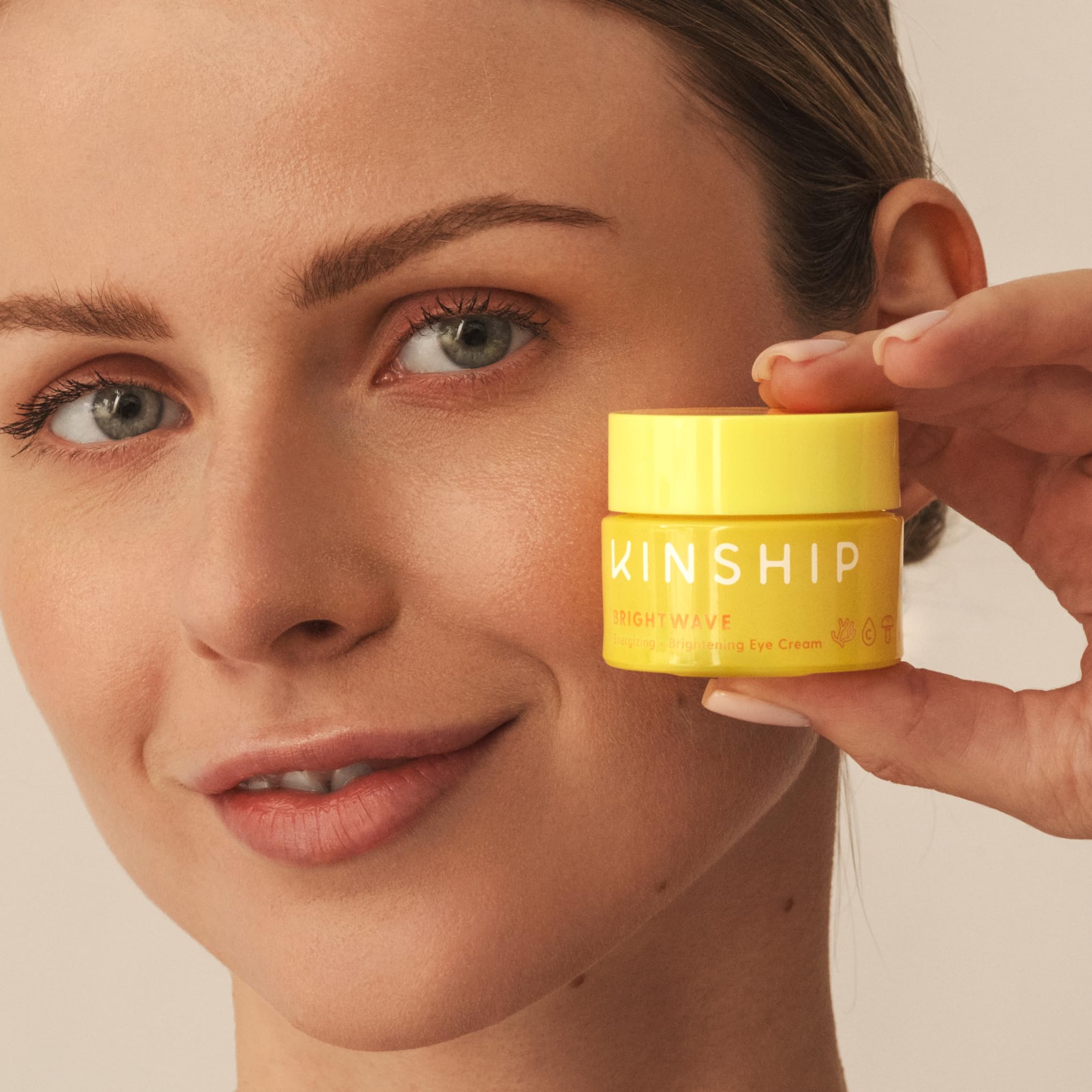 Application rapide Kinship Brightwave et absorption autour des yeux