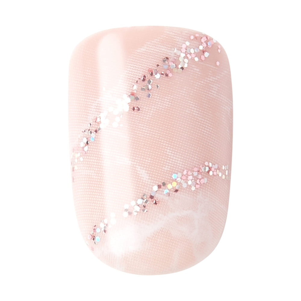 KISS imPRESS Couture – finition gel résistante aux éclats et bavures.