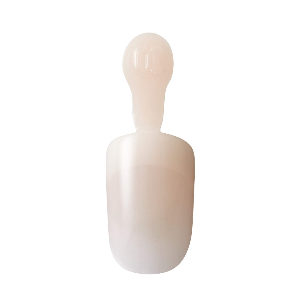 Ongles Kiss Salon ligne sourire adoucie pour un rendu élégant.