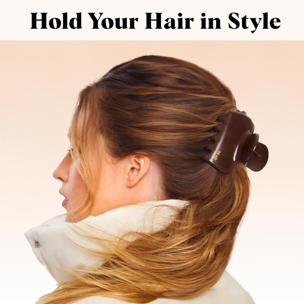 Kitsch barrette Puffy chocolat : touche d'originalité pour coiffure simple et chic.