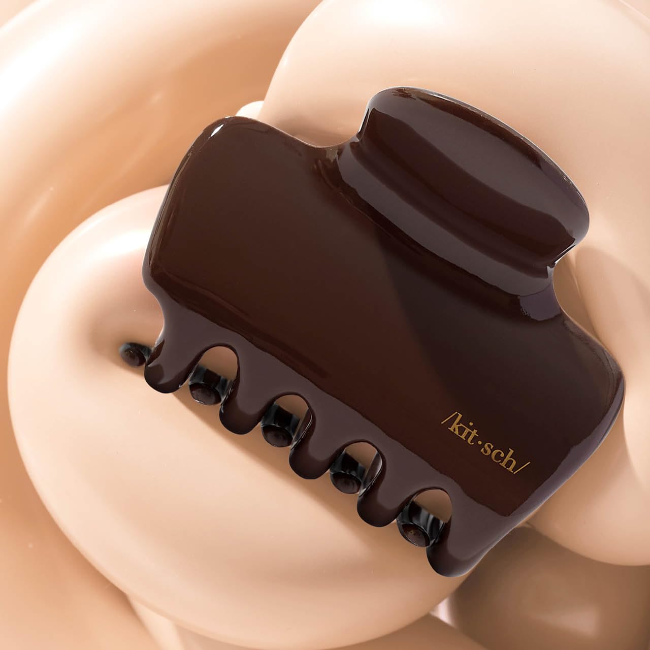 Kitsch barrette Puffy chocolat : cadeau élégant pour femmes.