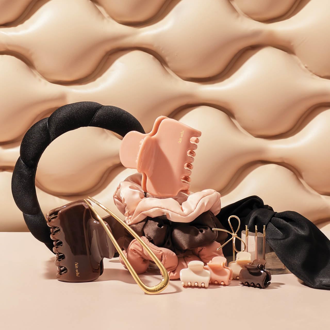 Kitsch épingle cheveux dorée, usage quotidien et coiffures variées.