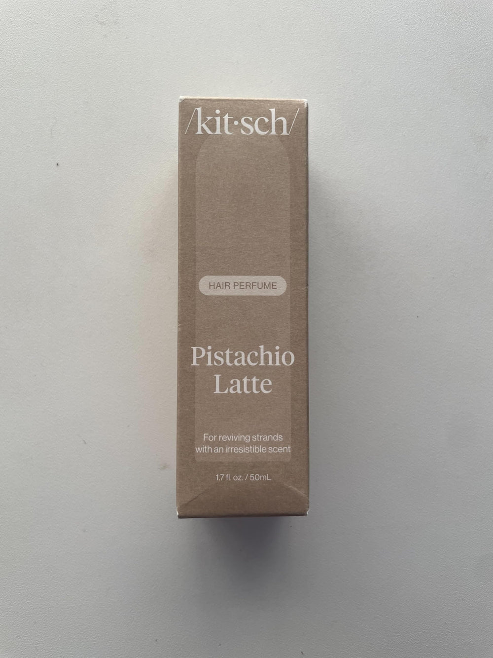Kitsch Hair Perfume Pistache Latte, parfum corps léger et réconfortant après la douche.