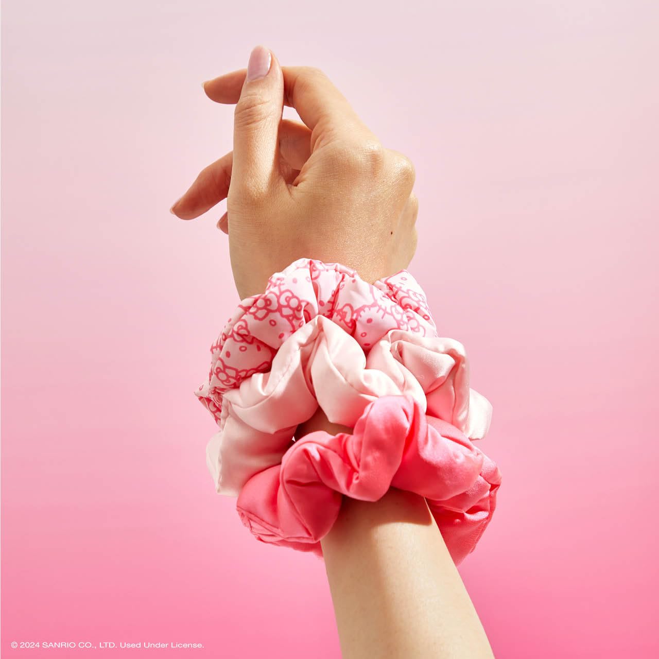 Hello Kitty x Kitsch scrunchies portés au poignet simple accessoire.