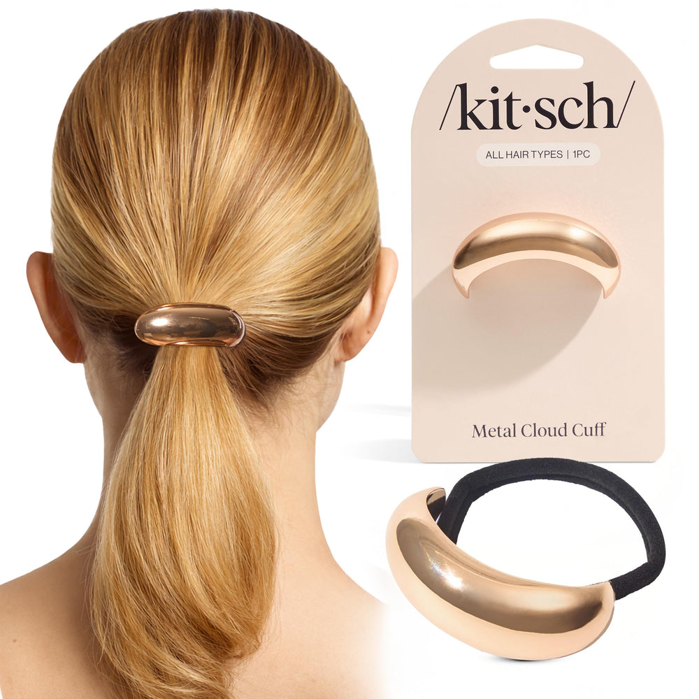 Kitsch jonc-cheveux doré métal sur queue de cheval, allure chic et discrète.