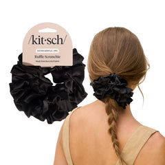 Kitsch satin volants scrunchie design élégant pour une coiffure raffinée.