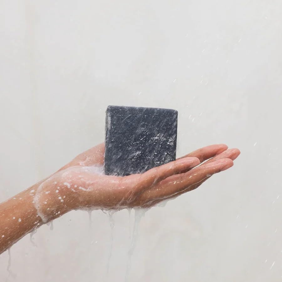 Kitsch Savon Charbon Barre Douche – effet sur les pores et sensation de peau nette.