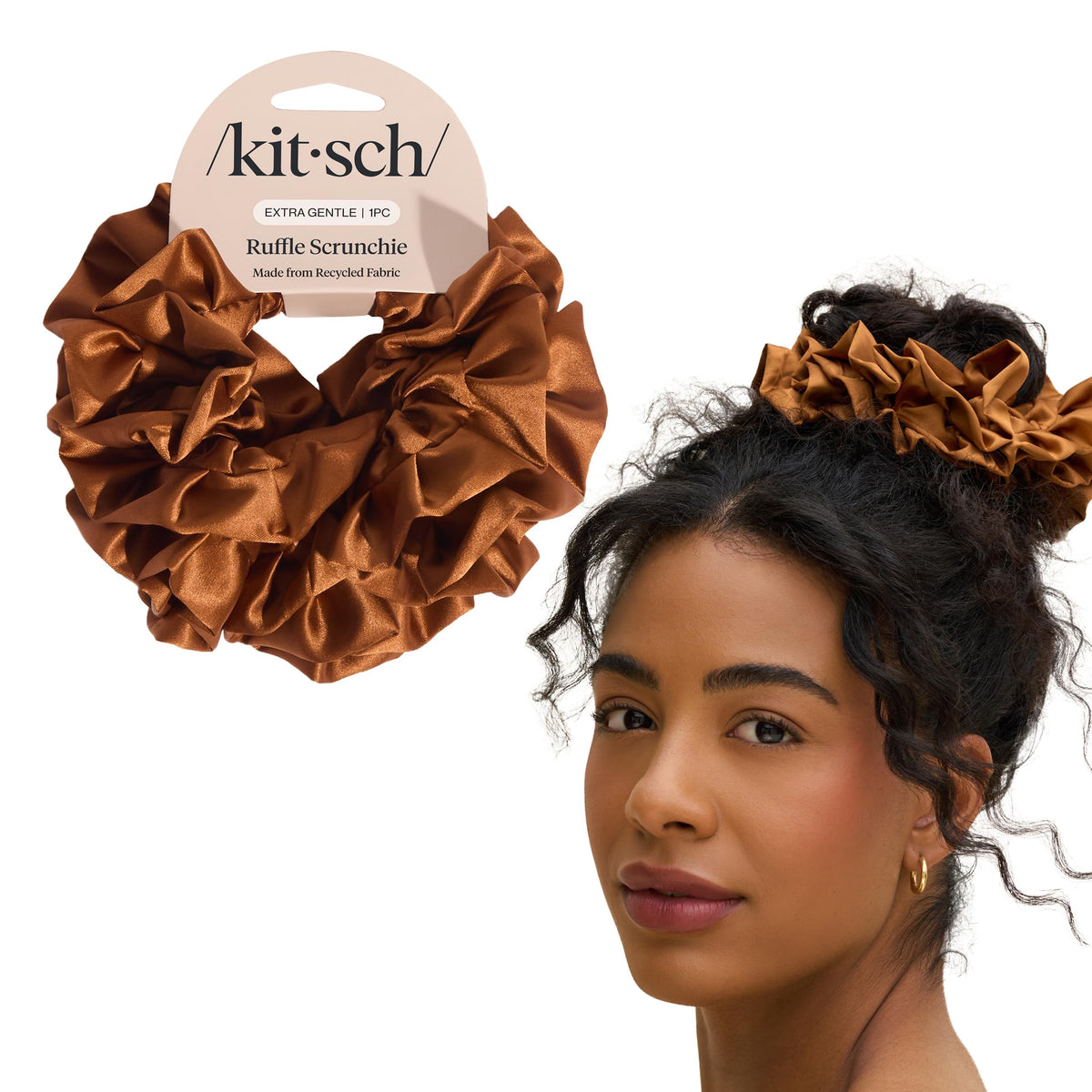 Kitsch Scrunchie satin recyclé volants camel, texture luxueuse pour coiffure élégante.