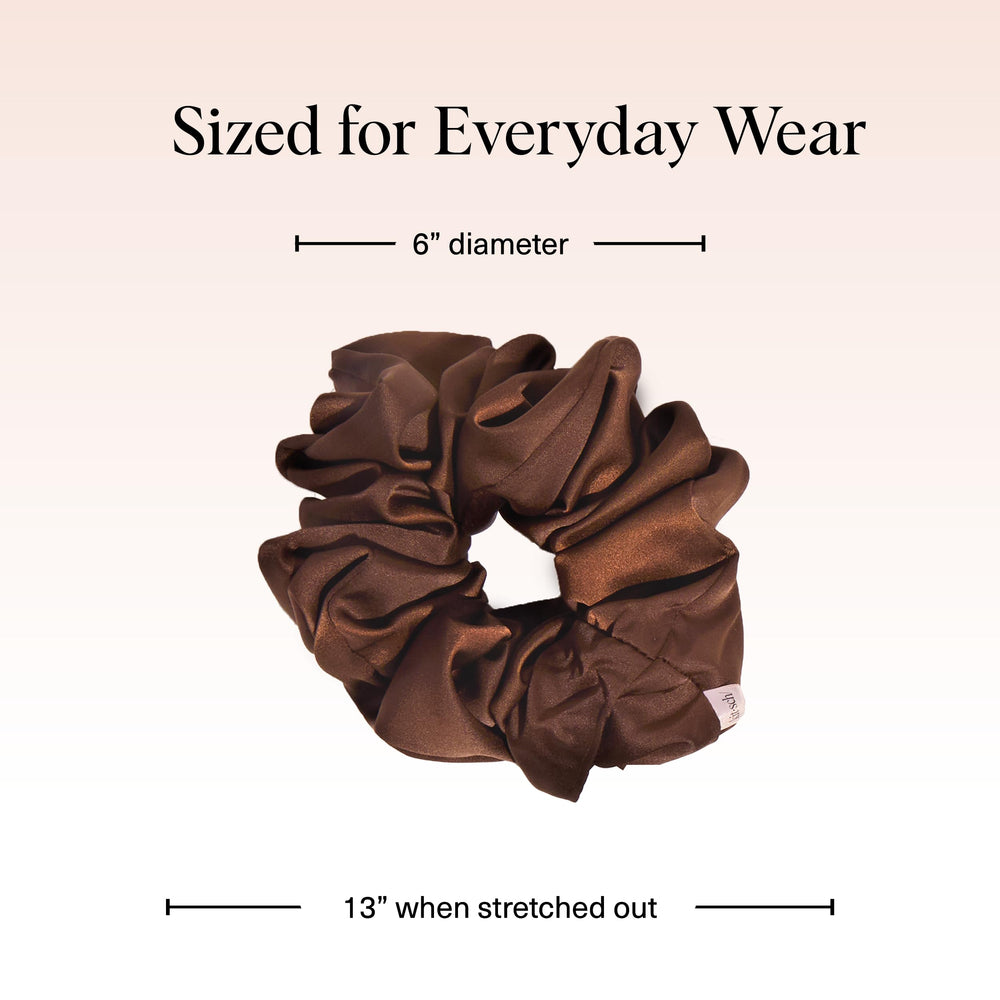 Kitsch scrunchies satin recyclé chocolat, usage polyvalent pour cheveux et poignet.