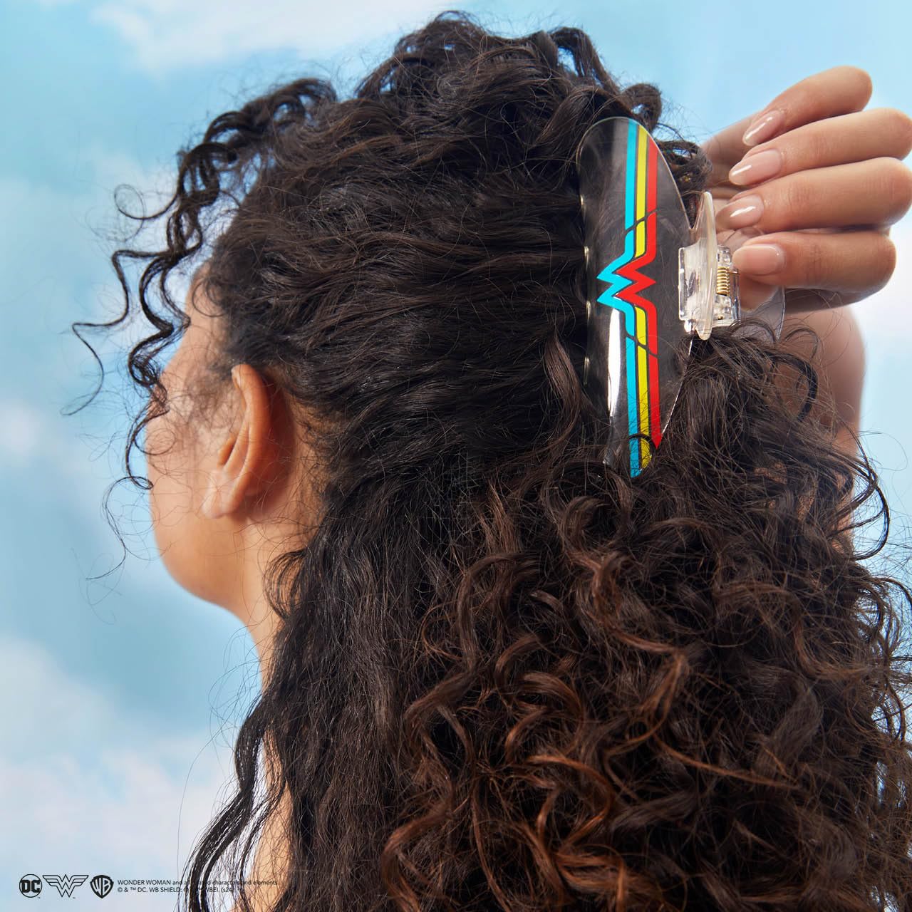 Clip Kitsch Wonder Woman transparent pour coiffure demi-queue pratique.