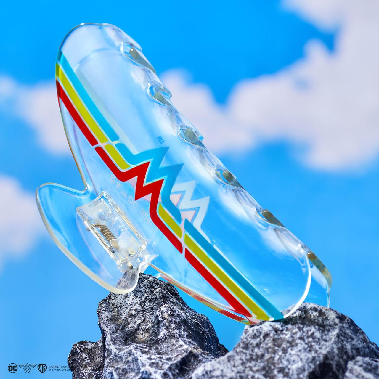 Clip Kitsch Wonder Woman transparent pour un style professionnel et soigné.