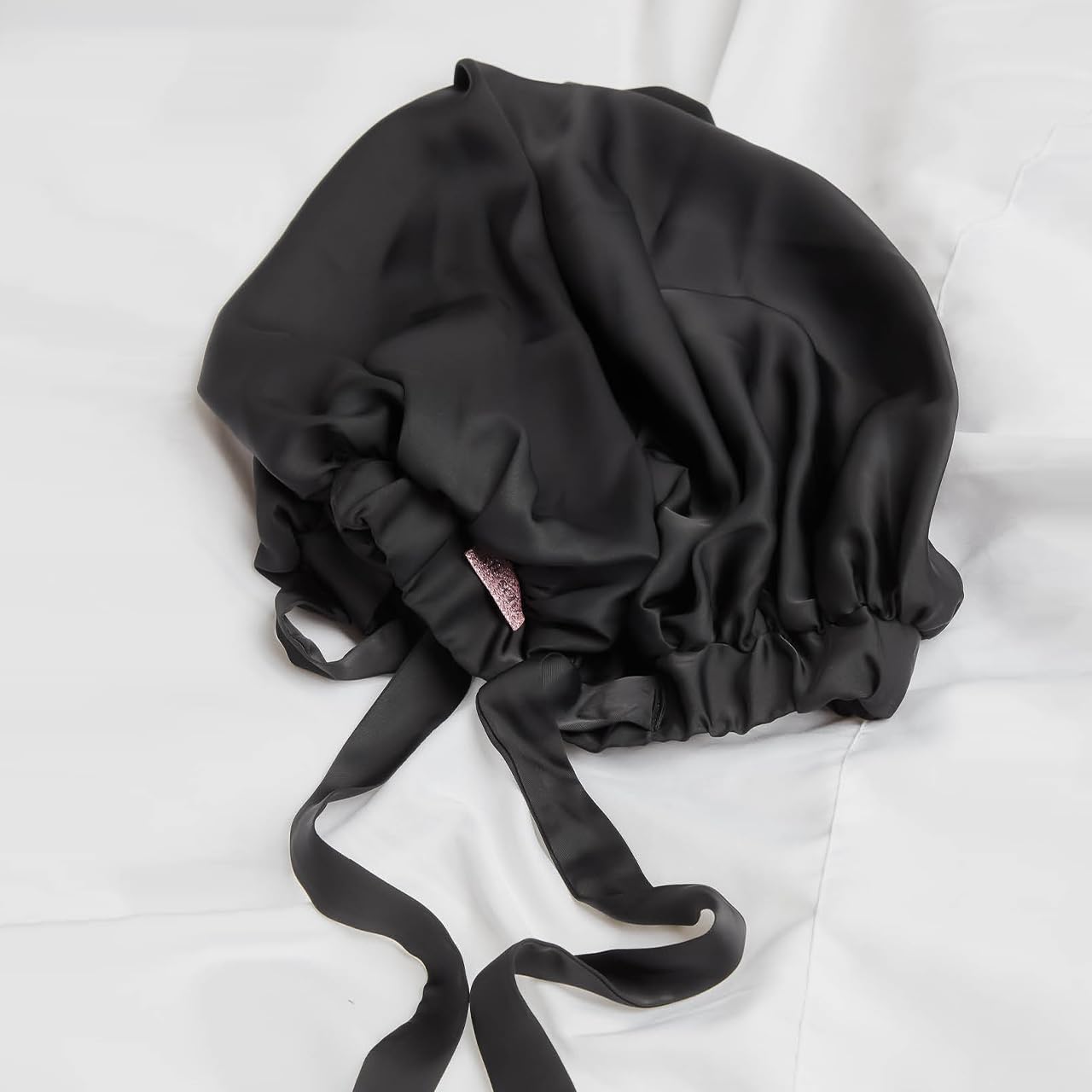 Confort luxe du bonnet Kitsch XL pour routine capillaire nocturne.