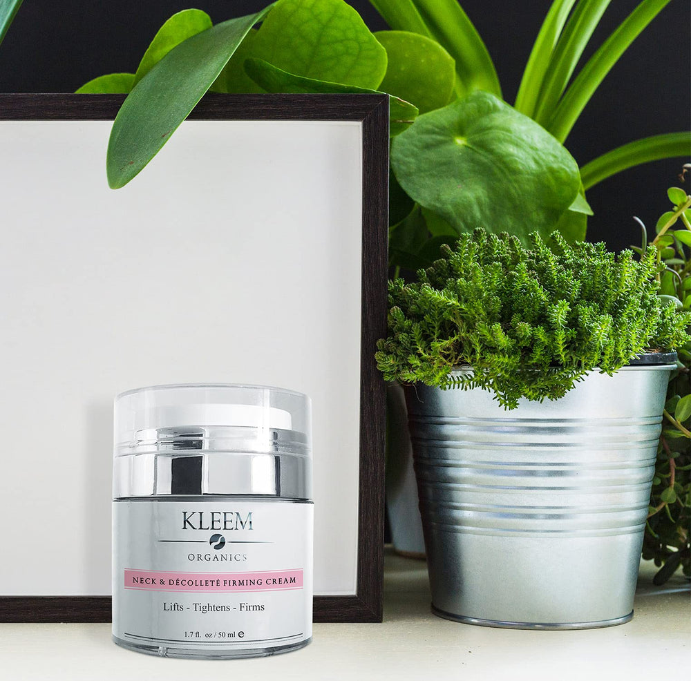 Kleem Organics crème douceur et application sur le cou et le visage, soin quotidien.