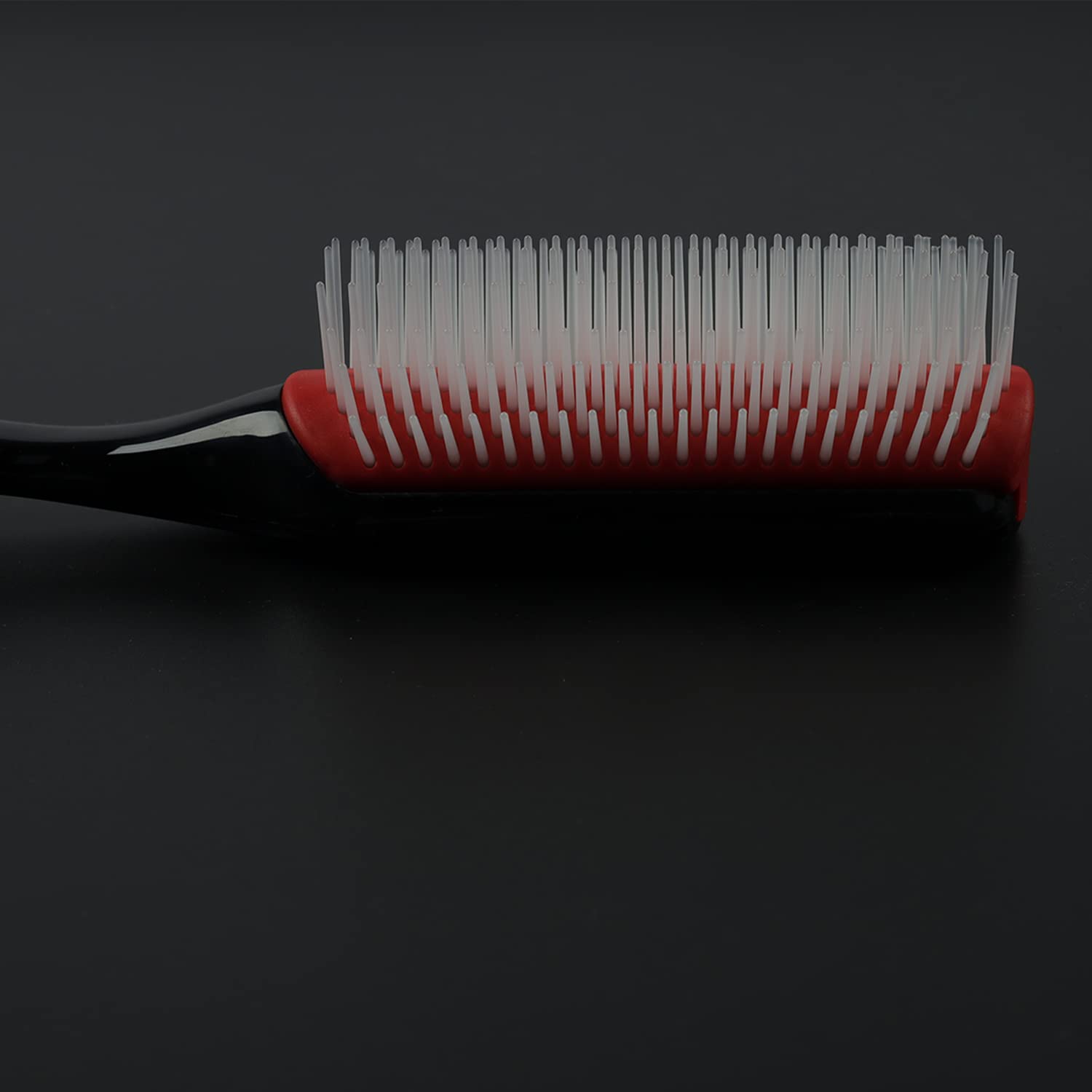 Design noir Koeuoi pour coiffage précis et coiffure soignée