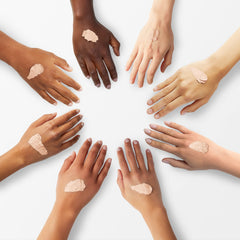 Kokie Be Bright, correcteurs de couleur plan rapproché, neutralisent les tonalités indésirables.