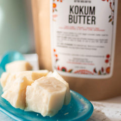 Beurre Kokum cru Better Shea Butter – texture cremeuse qui fond facilement, hydratation rapide.