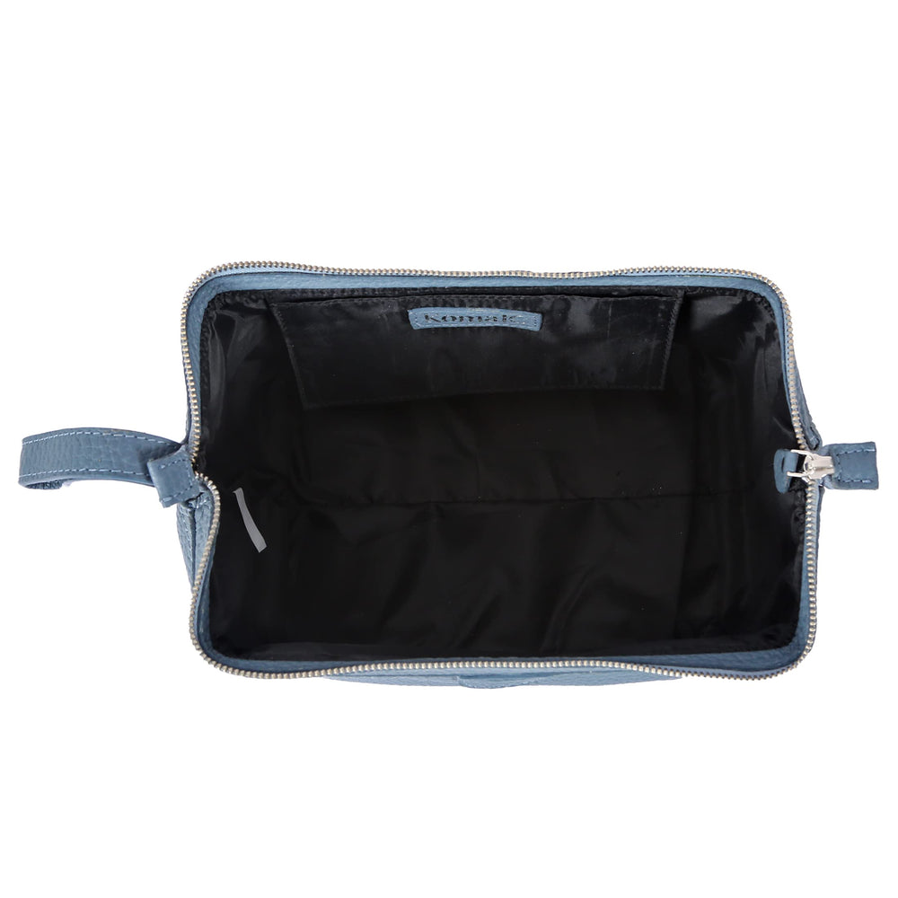 KomalC espace généreux pour shampoing, brosses et articles de toilette essentiels.