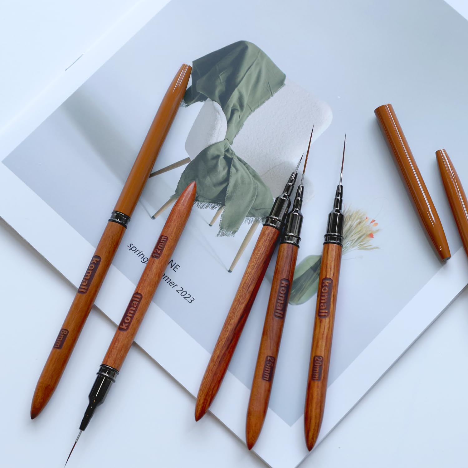 Ensemble pinceaux bois naturel Komall, maniabilité et confort en manucure.