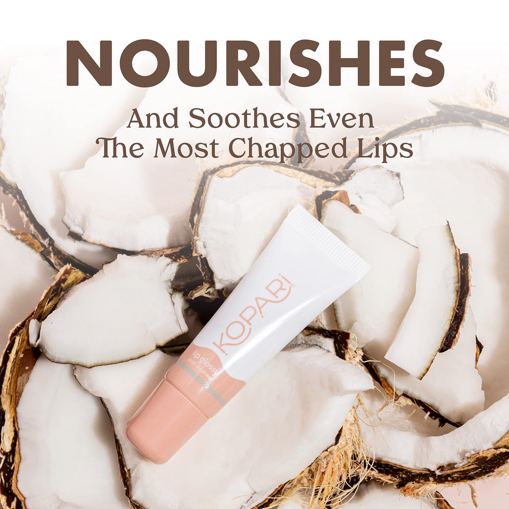 Application douce du Kopari Gloss Lèvres Coco sur les lèvres.