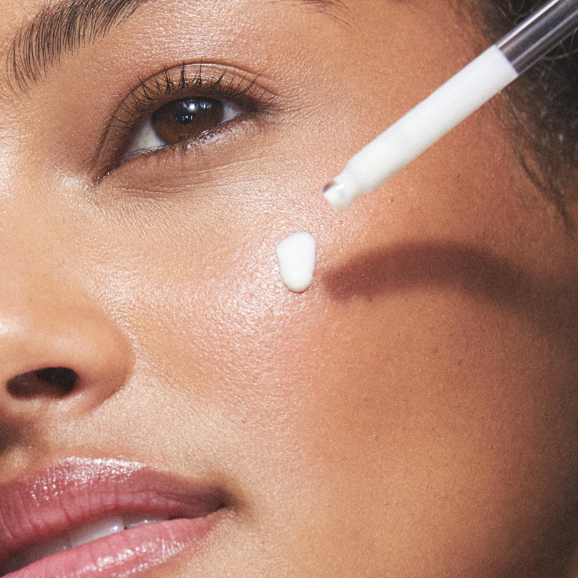 Application sur le visage avec Silky Sun Drops, base prête pour le maquillage