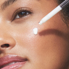 Application sur le visage avec Silky Sun Drops, base prête pour le maquillage