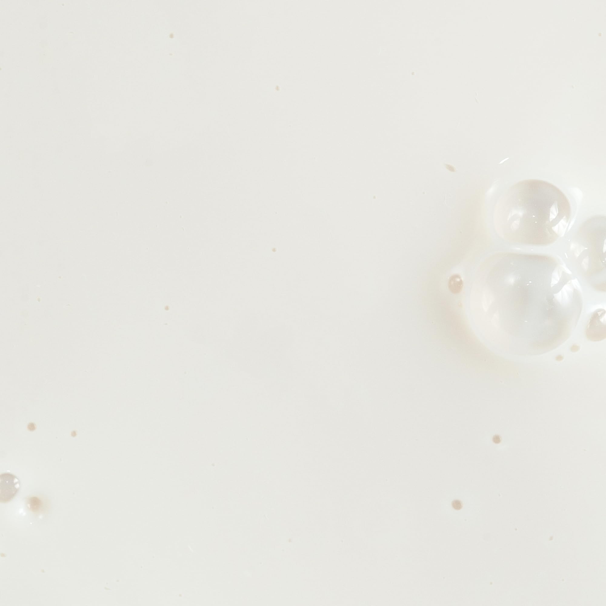 Texture sérum minéral KORA Organics Silky Sun Drops pour une routine légère