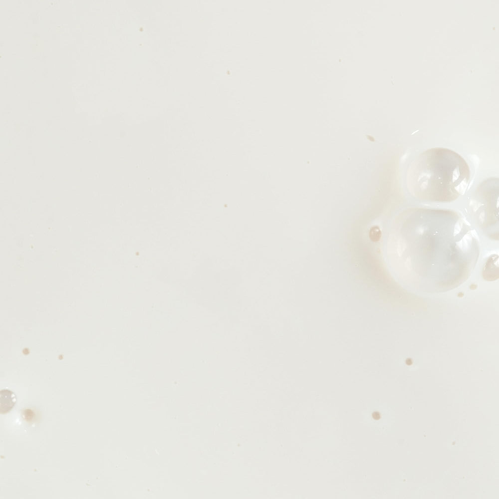 Texture sérum minéral KORA Organics Silky Sun Drops pour une routine légère