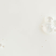 Texture sérum minéral KORA Organics Silky Sun Drops pour une routine légère