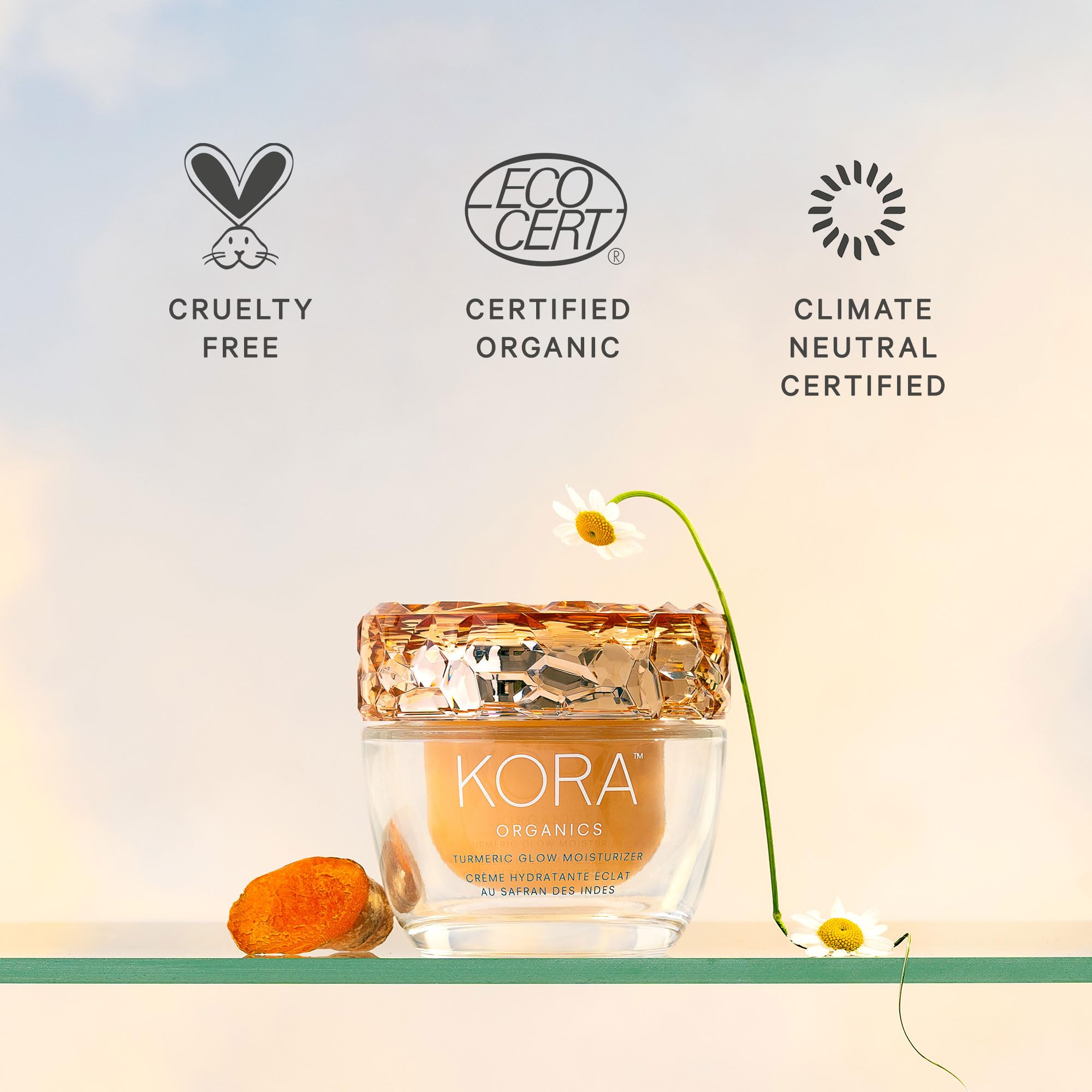 KORA Organics Turmeric Glow, idéal comme base de maquillage pour teint lumineux.