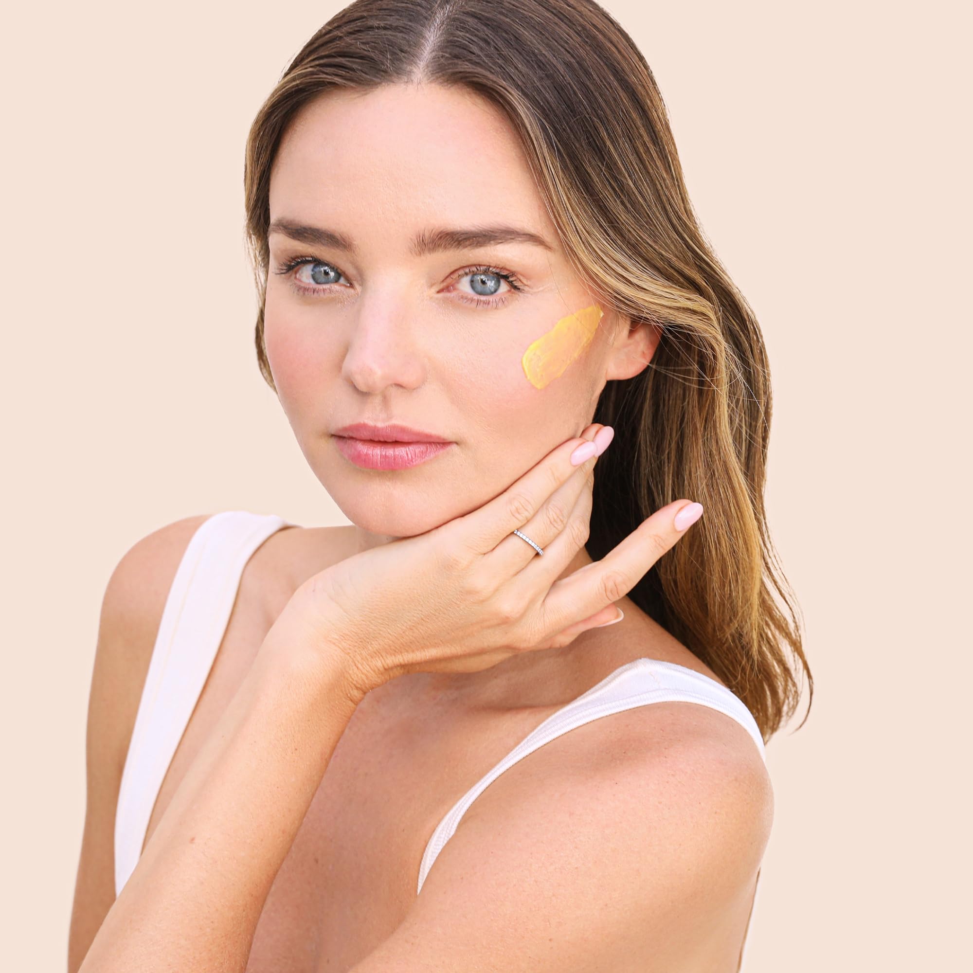 KORA Organics Turmeric Glow, huile de datte du désert pour l’éclat.