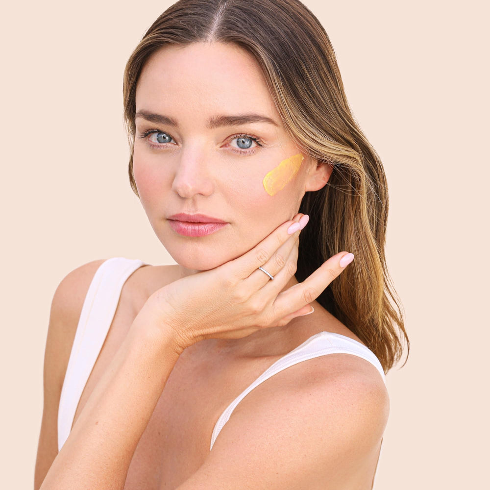 KORA Organics Turmeric Glow, huile de datte du désert pour l’éclat.