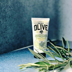Korres Crème Mains Olive: pompe pratique pour une application rapide et homogène.