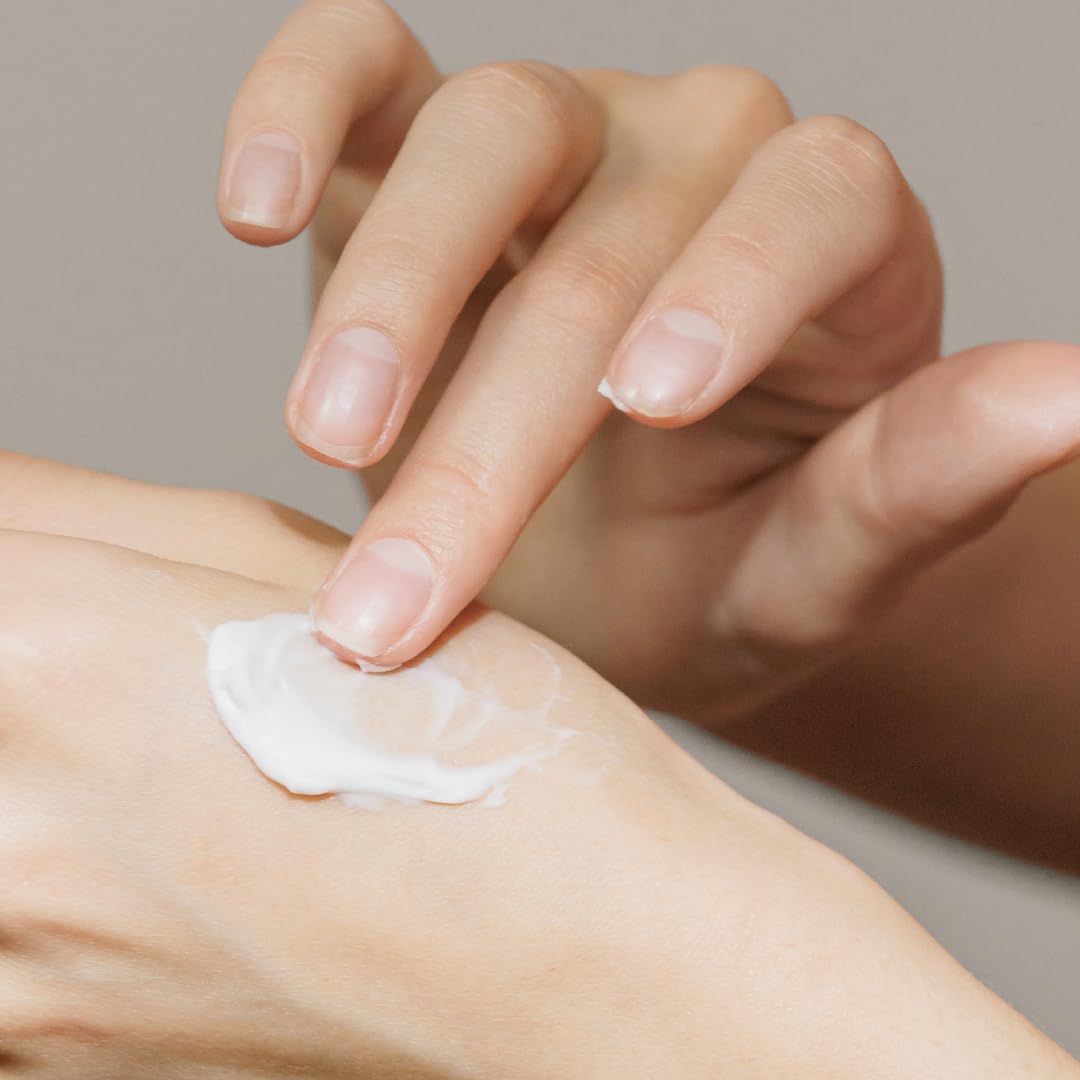 Korres Crème Mains Olive: parfum floral subtil qui rafraîchit les mains au quotidien.