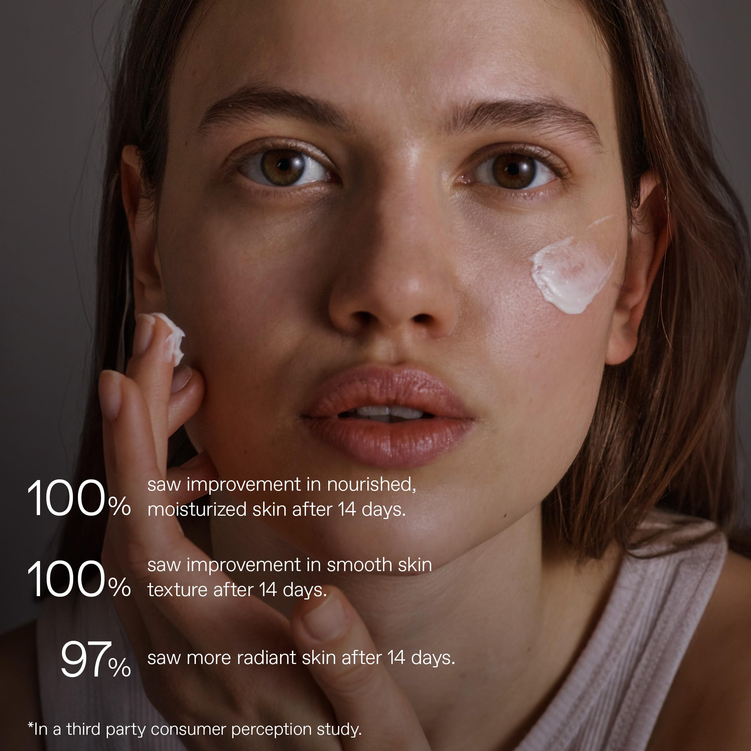 Ingrédients clés vitamine C et acide hyaluronique pour l éclat.