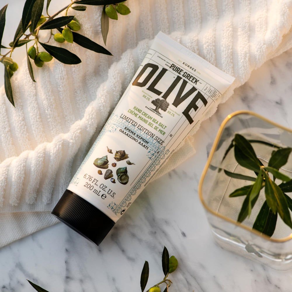 Korres Lait Olive Grec – ingrédients visibles, vitamine E et aloe hydratants.